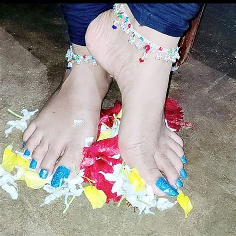 queen yessenia footjob|Casual Toejob With Long Nails – QueenYesseniasFeet 